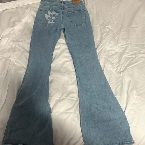 Mid Rise Hollister Flared Jeans with white flowers - Picture 3 of 3